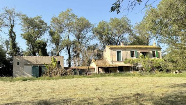 Propri&eacute;t&eacute; agricole de caract&egrave;re aux portes de Fontvieille -