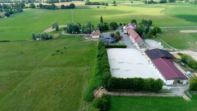 Domaine &eacute;questre + de 30 hectares