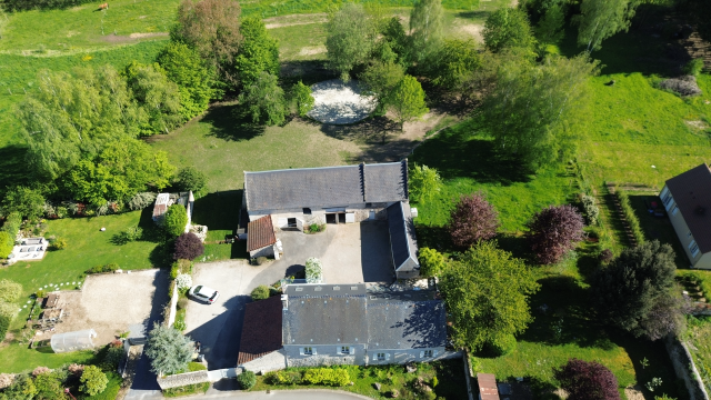 Propri&eacute;t&eacute; de charme en pierres + d&eacute;pendances + logement
