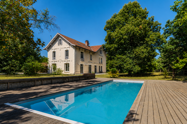Domaine &eacute;questre d&rsquo;exception avec maison de Ma&icirc;tre