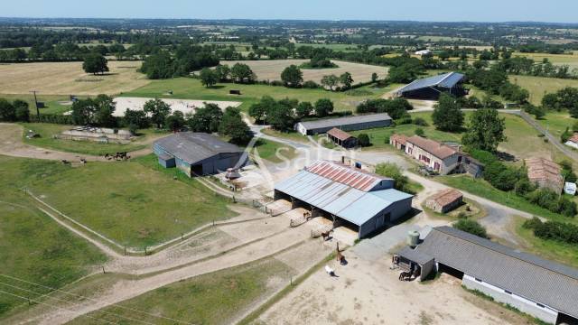 Propri&eacute;t&eacute; &eacute;questre sur environ 32 ha.