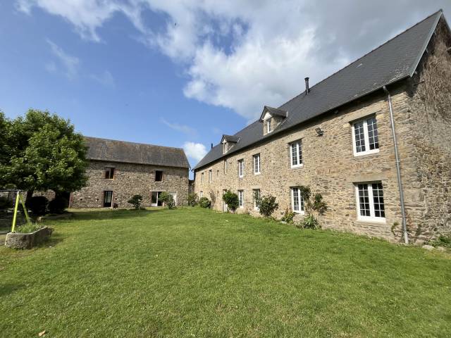 Manoir r&eacute;nov&eacute;, g&icirc;te, carri&egrave;re, man&egrave;ge, 12 hectares 
