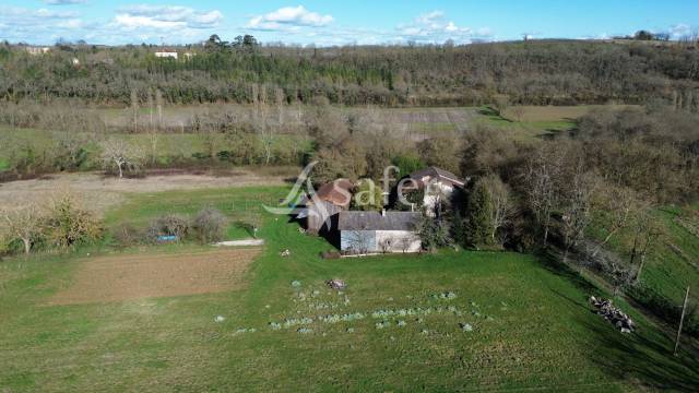 Propri&eacute;t&eacute; agricole avec 2 maisons sur 21ha