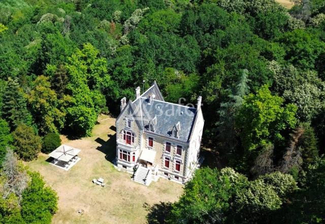 Manoir du 19eme si&egrave;cle avec chambres d'h&ocirc;tes, en vall&eacute;e de l'
