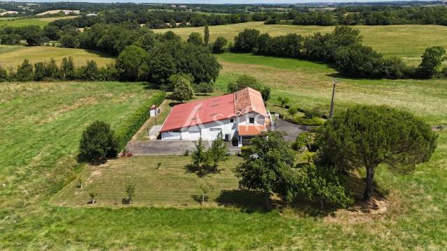 Maison de campagne tr&egrave;s proche des commodit&eacute;s