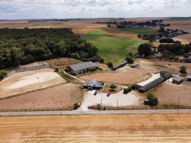 Structure &eacute;questre de qualit&eacute; avec revenus locatifs Puchay 27