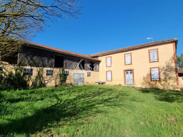 Corps de ferme &agrave; r&eacute;nover avec fermier en place sur 47 ha