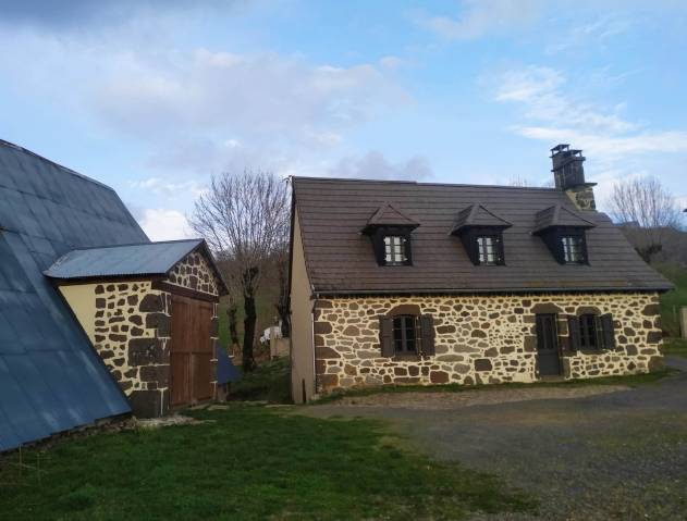 Corps de ferme - maison / grange / &eacute;table / 2ha terrain