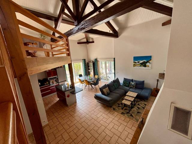 Propri&eacute;t&eacute; &eacute;questre de 186 m&sup2; sur 2.18HA.