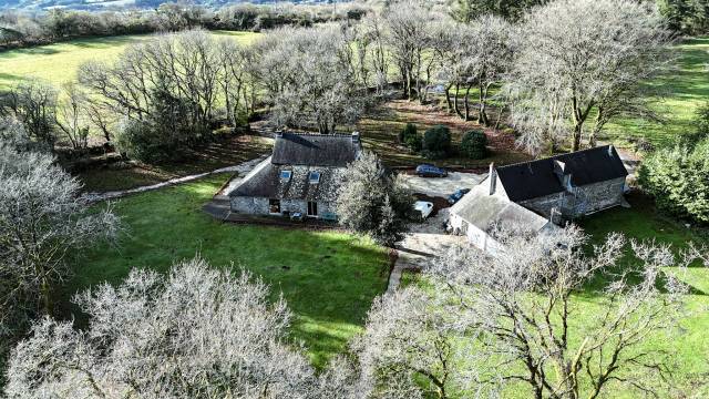 Propri&eacute;t&eacute;, deux maisons et un territoire de 40ha