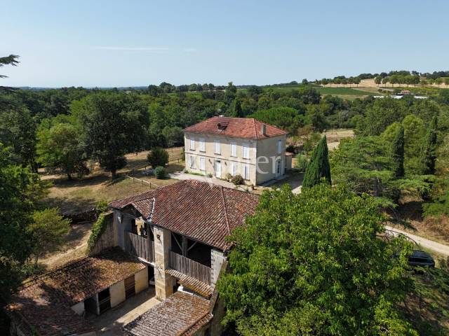 Maison bourgeoise avec installations &eacute;questres et boxes