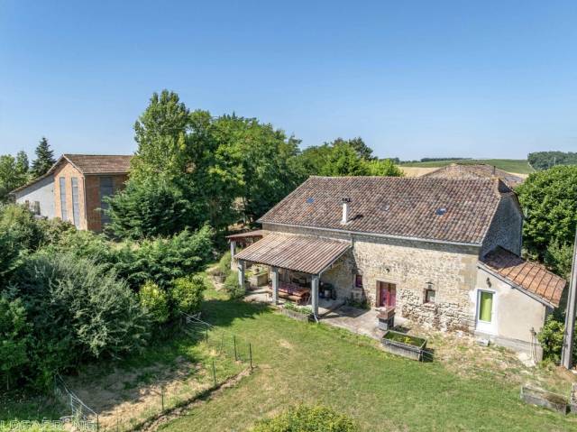 Belle grange &agrave; finir de r&eacute;nover sur 4,5 ha
