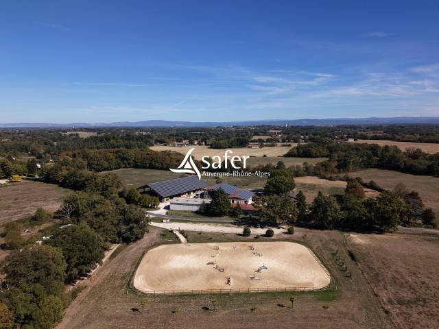 Domaine &eacute;questre avec habitation sur environ 35,7 hectares