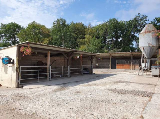 PROPRIETE EQUESTRE PROCHE DE MERU 