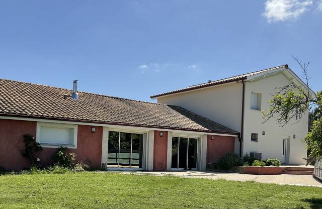 Propriété  sur 7 ha -  charme,  espace et potentiel