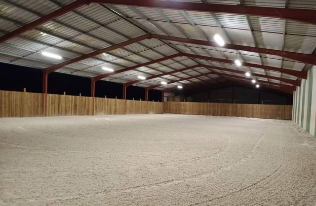 Haras avec installations + maison type longère 