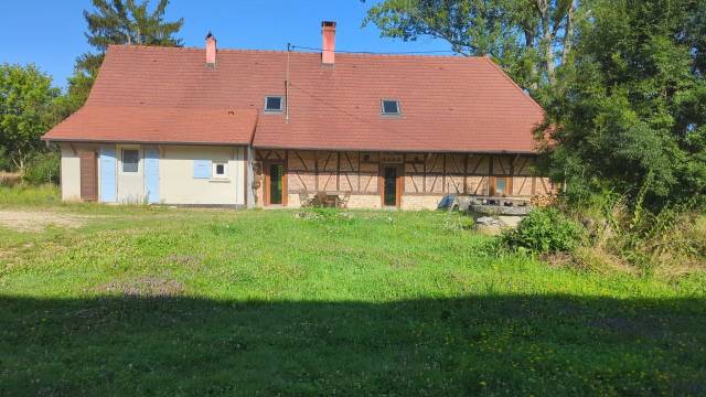 Ferme bressane rénovée avec  grande grange 