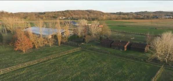 Ecurie professionnelle avec habitations clé en main