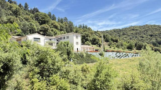PROPRIÉTÉ DE CARACTÈRE AVEC INSTALLATIONS ÉQUESTRES