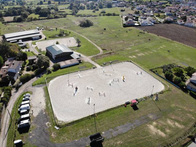 ESCURIE DE SPORT EN ACTIVITE - AUX PORTES DE LYONS - 
