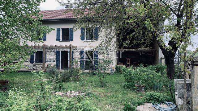 Maison en pisé remise à neuf, avec installations équestres