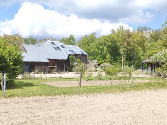 Propriété atypique en bordure de forêt