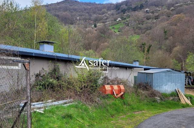 Bâtiment très facilement accessible avec terrains agricoles