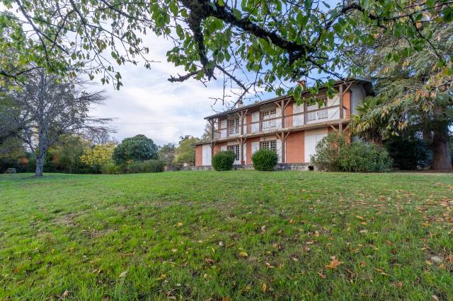 Grande maison avec vue imprenable sur les Pyr&eacute;n&eacute;es, &agrave; 1