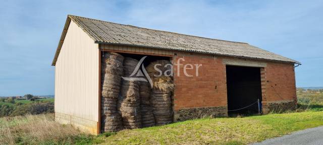 Ilot de 7ha66 avec hangar agricole en Aveyron