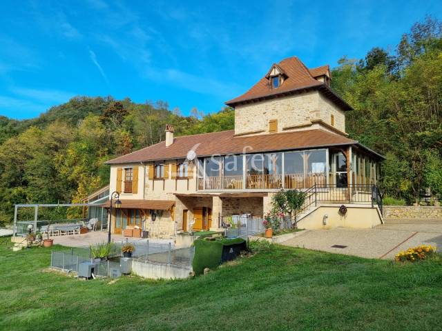 Propri&eacute;t&eacute; sur 4 ha en bordure du Lot, proche Figeac