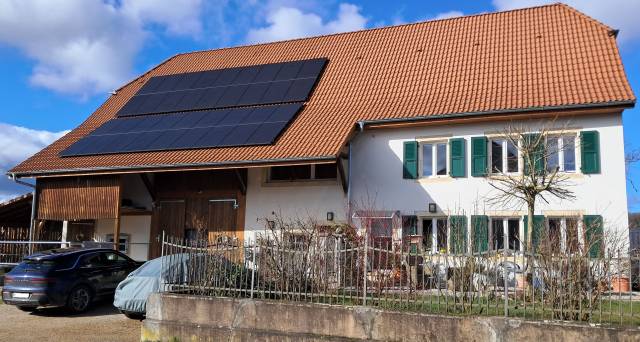 Ferme &eacute;questre r&eacute;nov&eacute;e avec 4 boxes et un paddock