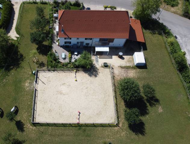 Ferme &eacute;questre r&eacute;nov&eacute;e avec 4 boxes et un paddock
