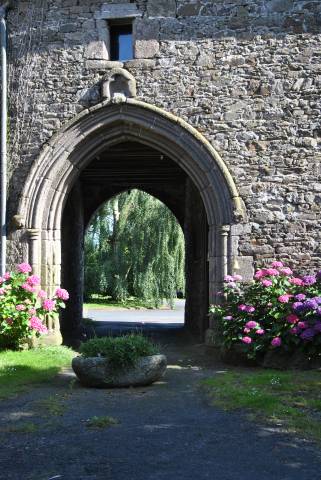 Ancien manoir sur 8,5ha proche c&ocirc;te de granit rose