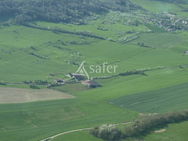Ferme avec grange et b&acirc;timents - Terrains de 8 &agrave; 24 hectares