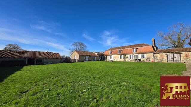 ANCIEN MONASTERE de 214 m2 sur 50 ha - Id&eacute;al &eacute;levage chevaux -