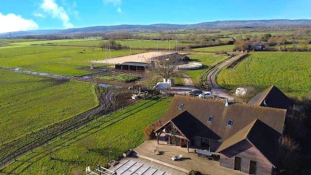 Propri&eacute;t&eacute; &eacute;questre avec villa avec piscine