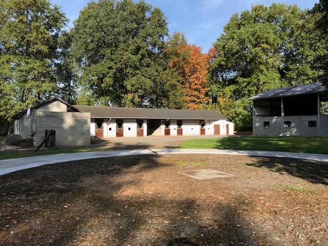 Centre &eacute;questre + conciergerie dans un cadre id&eacute;al 