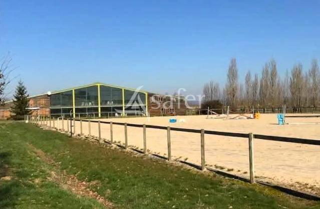 Propri&eacute;t&eacute; &eacute;questre avec habitation sur 12 hectares - Proche T