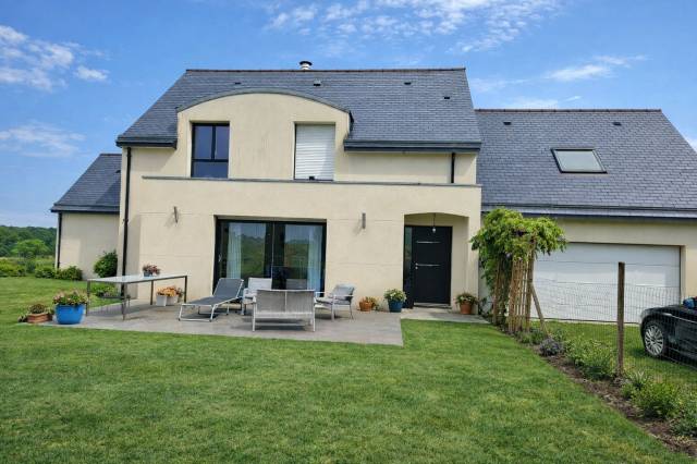 Propri&eacute;t&eacute; &eacute;questre avec &eacute;curie, man&egrave;ge et 13ha