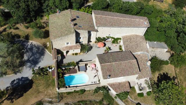 Propri&eacute;t&eacute; dans la Dr&ocirc;me de 15 hectares avec grand g&icirc;te