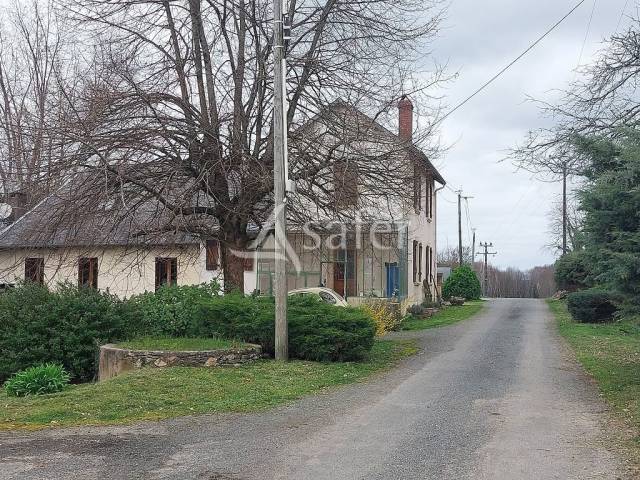 Ensemble b&acirc;ti avec environ 12ha60 et son plan d'eau.