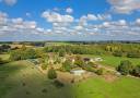 Propri&eacute;t&eacute; avec piscine, un g&icirc;te, boxes, carri&egrave;re, 12 HA