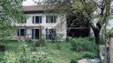 Maison en pisé remise à neuf, avec installations équestres